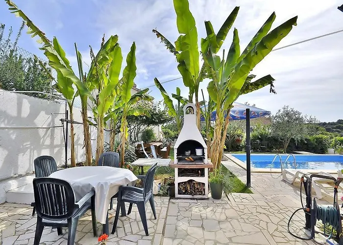 Mandic 아파트 풀라