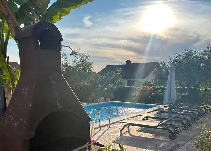 Mandic 아파트 풀라